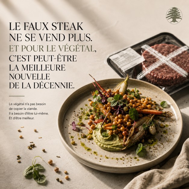 Assiette végétale de légumes rôtis et pois chiches sur crème d'herbes, à côté d'une barquette de faux steak barrée d'une croix